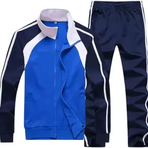 Modischer Hoodie und Jogger